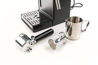 Kahve aksesuarları bir espresso makinesinin kısmi görüntüsünün yanında toplandı.
