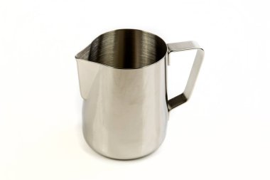 Beyaz bir yüzey üzerinde sapı olan gümüş süt buharı.