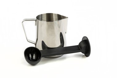 Gümüş buhar bardağı ve siyah plastik kahve öğütücü.