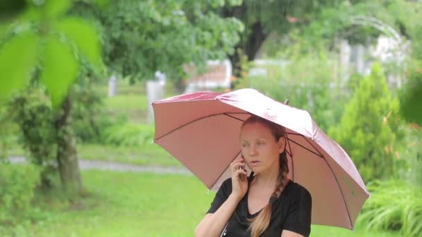 Junge Frau Spricht Handy Regenschirm Regen Sommer Bleiben Verbunden — Stockvideo