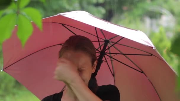 若い落ち込んで傘雨夏の下で一人で泣く女少女 — ストック動画