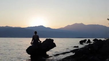 Rüya meditasyon Yoga Beach kız etkileyici günbatımı Karadeniz Dağları Karadağ Tivat zaman atlamalı