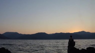 Rüya meditasyon Yoga Beach kız etkileyici günbatımı Karadeniz Dağları Karadağ Tivat zaman atlamalı