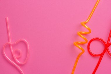 Pembe arka planda pipet içme.