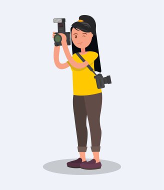 Beyaz bir arka plan üzerinde bir kamera tutarak kadın fotoğrafçı.