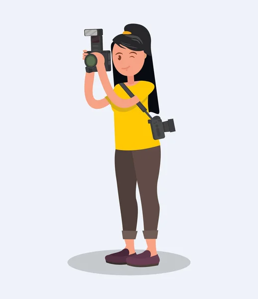 Femme photographe tenant un appareil photo sur un fond blanc . — Image vectorielle