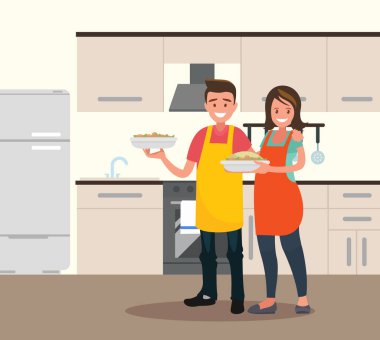 Karı koca birlikte hazırlanıyorlar. Erkek ve kadın mutfakta..