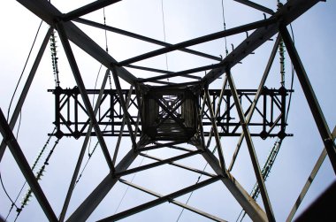 Yüksek gerilim güç kabloları elektrik desteği. Sonbahar gökyüzüne karşı yüksek gerilim izolatörleri ile metal destek. Enerji endüstrisi. Üretim, dağıtım ve iletim elektrik. güç hatları. Güç Trafo Merkezi.