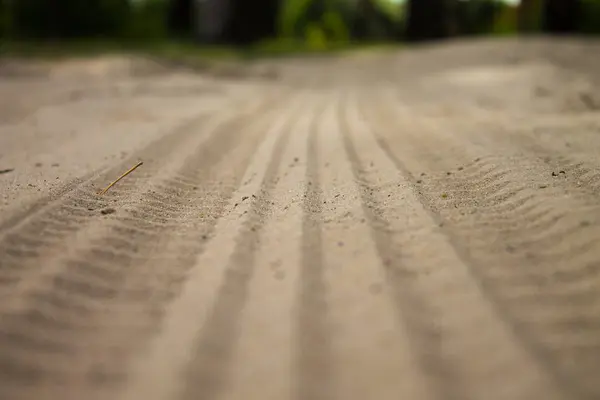 Reifenspuren Auf Sand Schließen Das Bild Texturierte Reifenspuren Auf Sand — Stockfoto