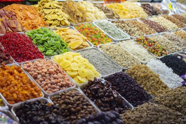 Kuru meyve, fındık ve şekerlenmiş meyve piyasada. lezzetli ve sağlıklı gıda fotoğraf.