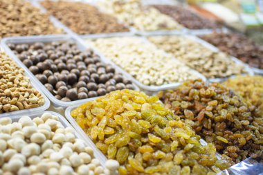 Kuru meyve, fındık ve şekerlenmiş meyve piyasada. lezzetli ve sağlıklı gıda fotoğraf.