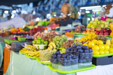 Piyasada taze meyve çeşitleri. lezzetli ve sağlıklı gıda fotoğraf.