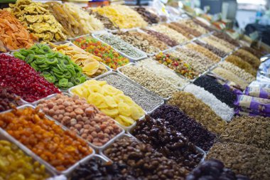 Kuru meyve, fındık ve şekerlenmiş meyve piyasada. lezzetli ve sağlıklı gıda fotoğraf.