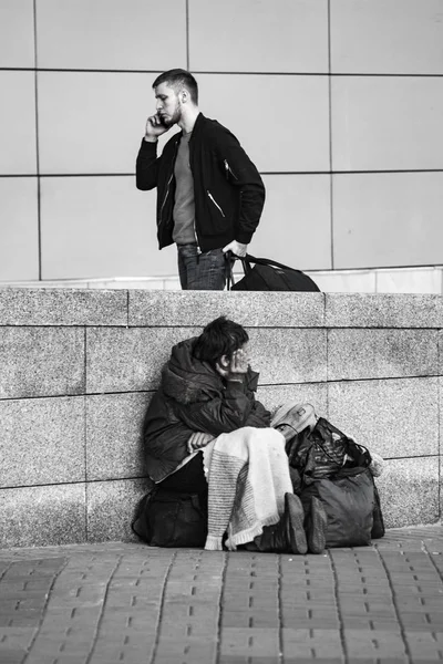 Szegény Hajléktalan Sikeres Ember Vasútállomás Közelében Fekete Fehér Képeket Központi — Stock Fotó