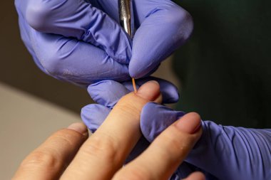 Tırnak servisi. Güzellik stüdyosunda kullanılan elektrikli tırnak dosyası matkap.