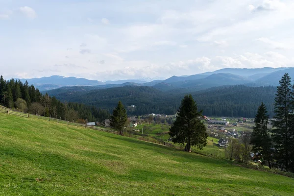 Panoramisch uitzicht op de Karpaten — Stockfoto
