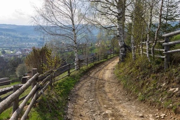 Karpaten. Landweg tussen landelijk log hekken. — Stockfoto