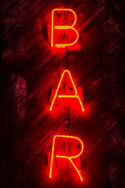 Parlayan Neon kırmızı işareti Bar ahşap arka plan