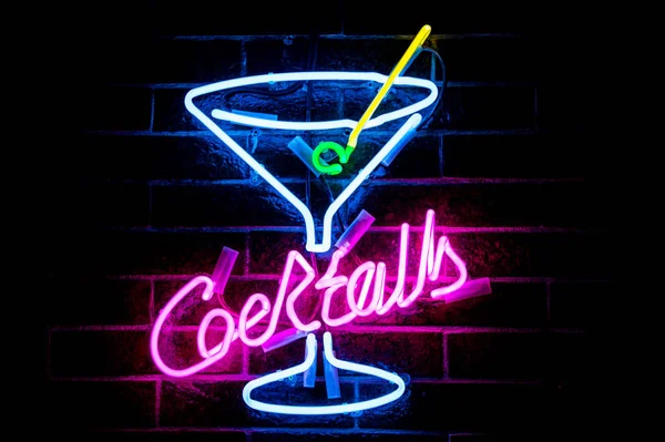 Mor Neon yazıt kokteyller ve sarı saman ile stilize mavi kokteyl cam