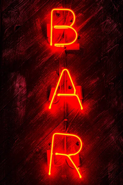 Parlayan Neon kırmızı işareti Bar ahşap arka plan