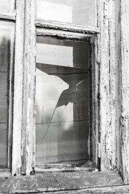 Eski terk edilmiş bir evde kırılan pencere. 