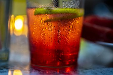 Bir bardak soğutulmuş kırmızı içecek te yakın çekim yoğuşma