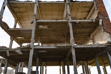 Terk edilmiş terk edilmiş bina zamanında hasar gördü.