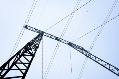 Yoğun siste yüksek voltajlı güç kablolarının elektrik desteği