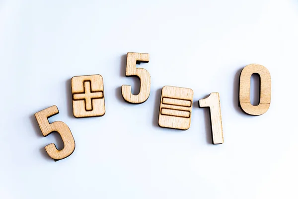 Números Madera Simbólicos Sobre Fondo Blanco Aritmética Cinco Más Cinco —  Fotos de Stock