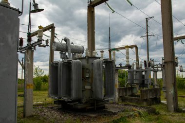 Bir elektrik ağının yüksek voltajlı güç transformatör alt istasyonu