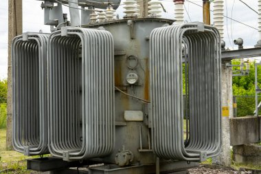 Bir elektrik ağının yüksek voltajlı güç transformatör alt istasyonu