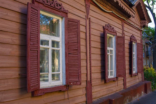 Finestre Una Vecchia Casa Epoca Legno Nel Pomeriggio Una Giornata — Foto Stock