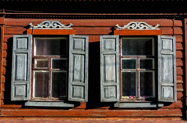 Janelas Uma Velha Casa Madeira Vintage Tarde Dia Ensolarado Arquitetura — Fotografia de Stock