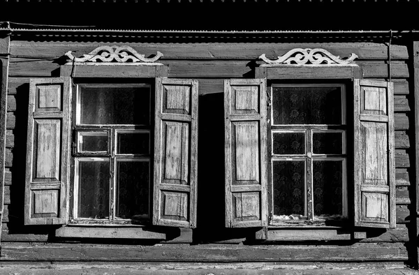 Okna Starého Starobylého Dřevěného Domu Odpoledních Hodinách Slunečného Dne Architektura — Stock fotografie