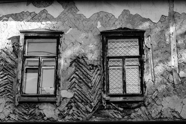 Güneşli bir günde öğleden sonra eski bir ahşap evin pencereleri. Ukrayna 'nın taşra kentinin mimarisi. Sovyetler Birliği yaş sınırı SSCB 'yi oluşturuyor