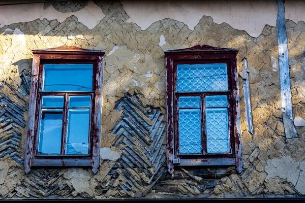 Ventanas Una Antigua Casa Madera Vintage Por Tarde Día Soleado —  Fotos de Stock