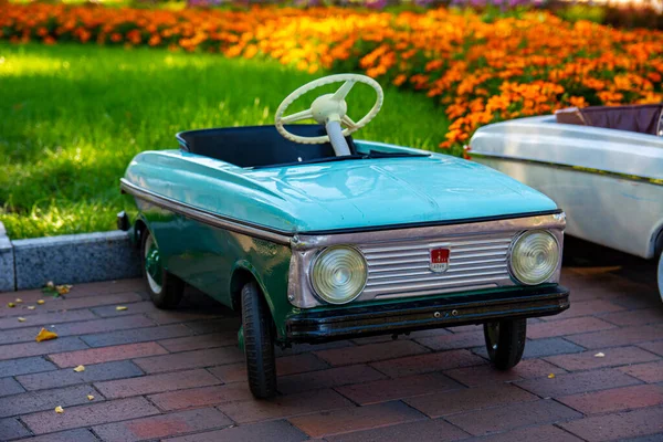 Ucrania Chernigov Agosto 2020 Totalmente Restaurado Vintage Pedal Coche Azul — Foto de Stock