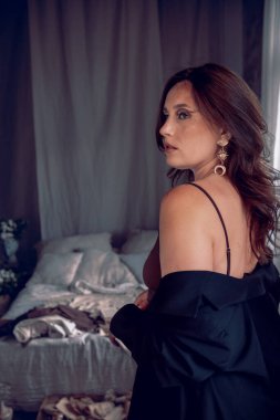 Makyajlı güzel bir genç kadının portresi. Kutsal sembolleri olan güzel küpeli bir kadın..