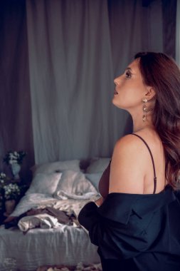 Makyajlı güzel bir genç kadının portresi. Kutsal sembolleri olan güzel küpeli bir kadın..