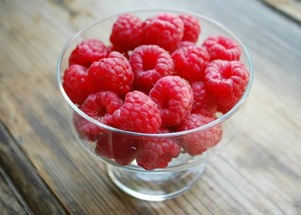 Raspberries Bright Mogna Bär Glas Skål Trä Brun Bakgrund — Stockfoto