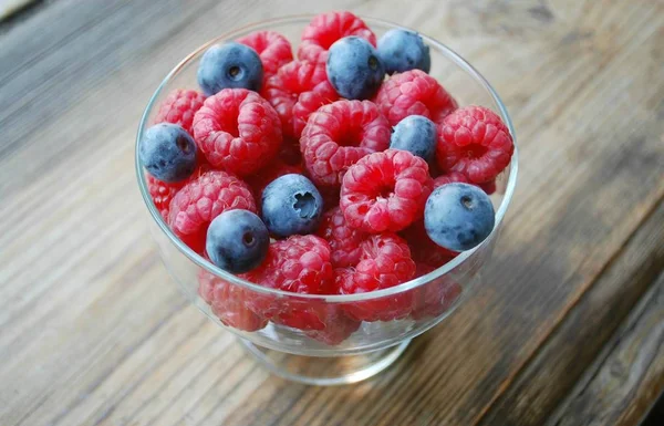 Bowl Raspberries Blueberries Wooden 배경에서에서 — 스톡 사진