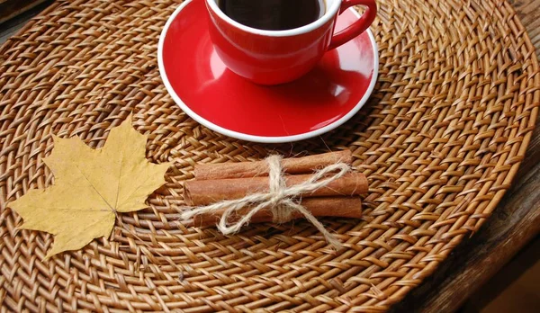 Ein Bund Zimt Eine Rote Tasse Schwarzen Kaffee Ein Herbstliches — Stockfoto