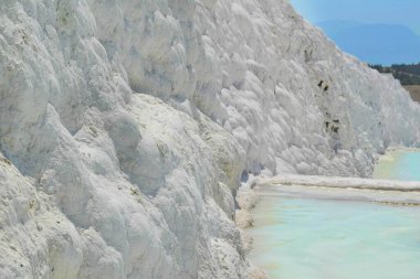 Türkiye, Pamukkal.Beyaz kalsiyum tepelerindeki inanılmaz doğal travertin havuzları.