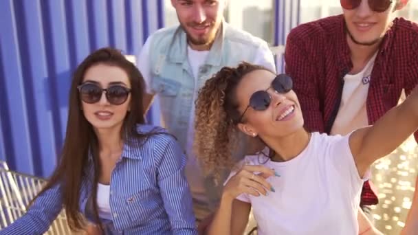 Mladí Lidé Mají Zábavu Chlapci Děvčata Vozítka Selfie — Stock video