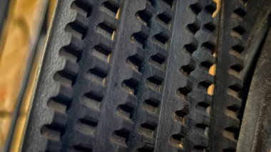 Mekanik sistemler ve otomotiv motorlarında yapısını ve kullanımını gösteren bir zamanlama kemerinin ayrıntılı görünümü. 