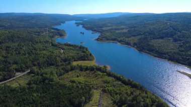Avcılık ve balıkçılık malzemelerinin hava manzarası ve onun muhteşem Lac Mitis gölü, hidroelektrik barajı nedeniyle yükselen su seviyesi ile bir olan üç eski gölden kaynaklanıyor. Quebec, Kanada, 2025.