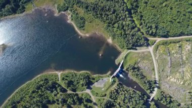 Mitis Barajı 'nın 500 metre yüksekliğindeki hava manzarası Mitis Gölü çıkışında ünlü bir somon nehrinin ormanda ve Kanada' nın Quebec, Kanada 'nın verimli ormanlarında aktığı yerde..