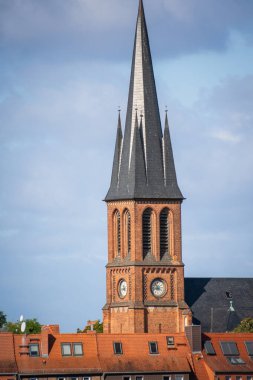 Üzerinde saat olan bir kilise kulesi.