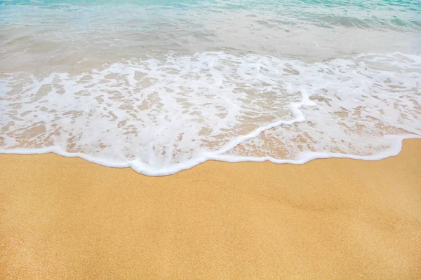 砂浜の青い海の柔らかい波 — ストック写真