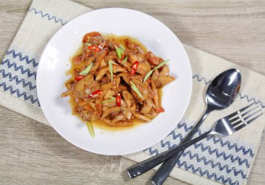 Santol beyaz tabak salataya. Baharatlı ve tatlı santol salata